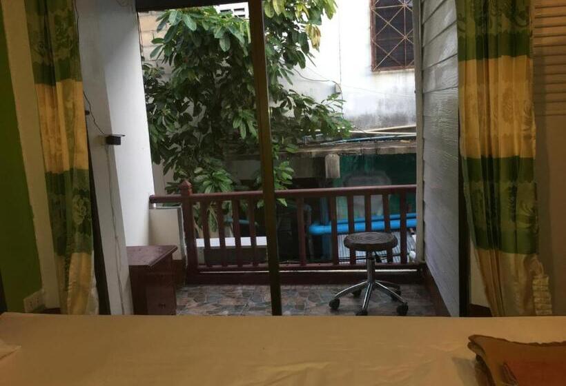 Quarto Deluxe, Lucky Guest House