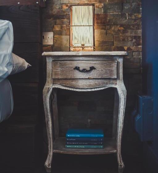 اتاق استاندارد با تخت بزرگ, The Cow Hollow