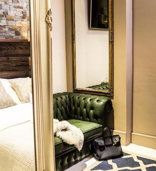 اتاق لوکس با تخت بزرگ, The Cow Hollow