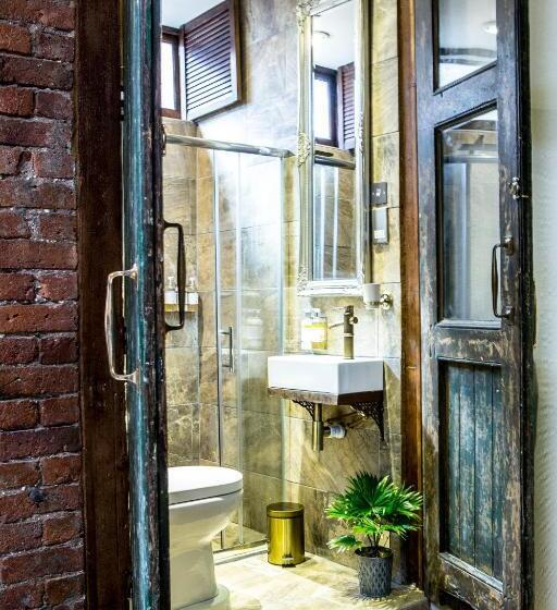 اتاق لوکس با تخت بزرگ, The Cow Hollow