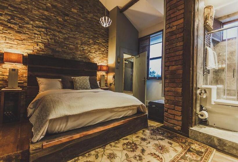 اتاق لوکس با تخت بزرگ, The Cow Hollow