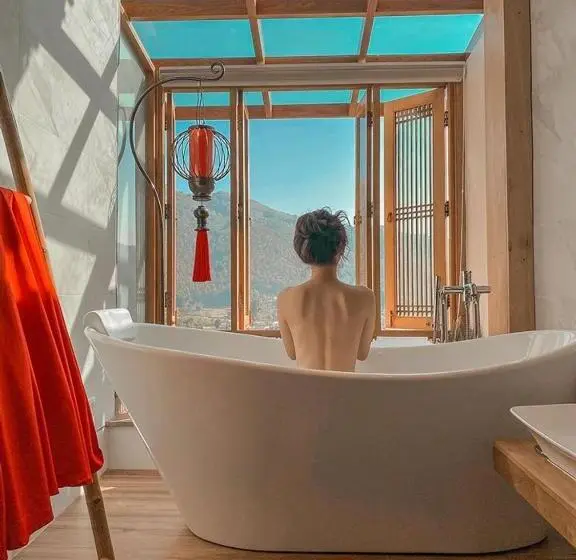 Suite with lake view, Lee Wine Ruk Thai Resort
