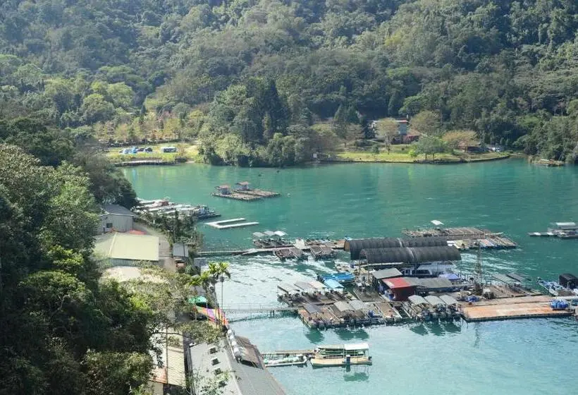 اتاق خانوادگی با چشم‌انداز کوه, Yi Da Lakeside