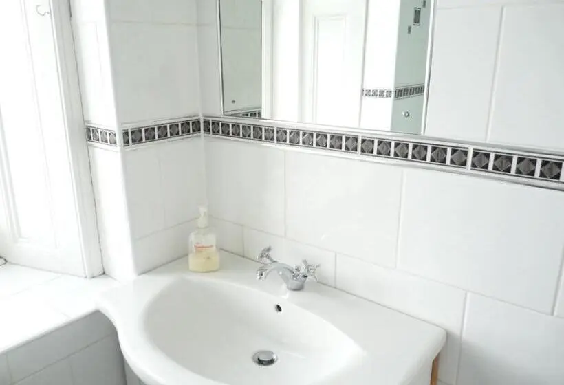 اتاق استاندارد با سرویس بهداشتی مشترک, Arbour Guest House