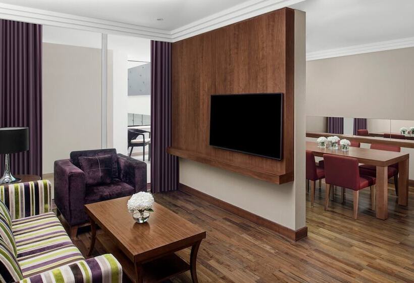 סוויטה, Crowne Plaza Hotel Riyadh Minhal, An Ihg