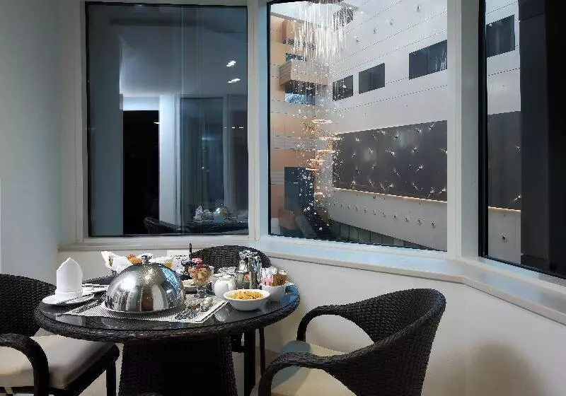 سوییت, Crowne Plaza Hotel Riyadh Minhal, An Ihg