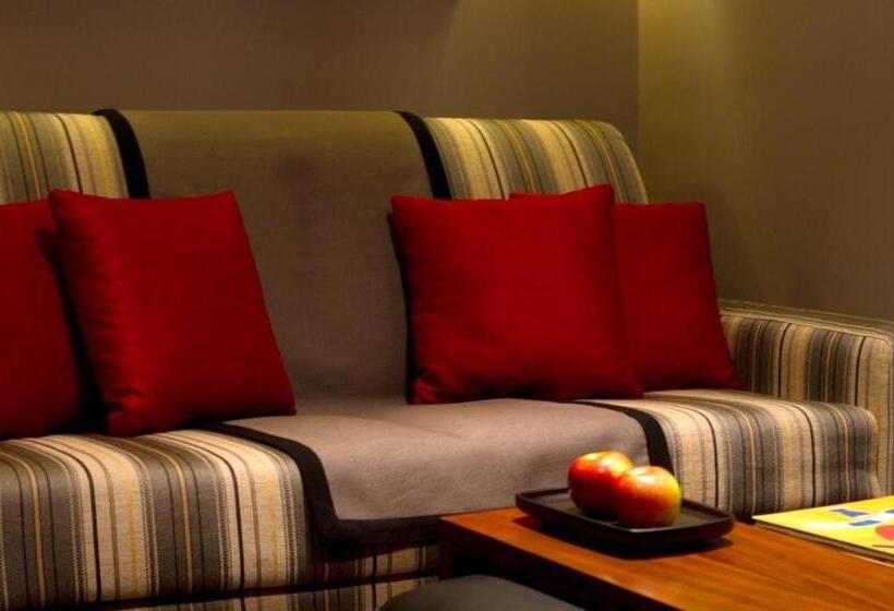 غرفة عائلية كلاسيكية, Dighton