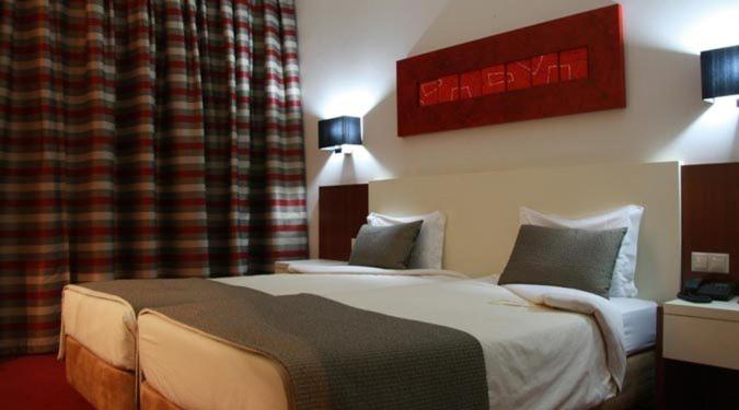 غرفة قياسية, Dighton