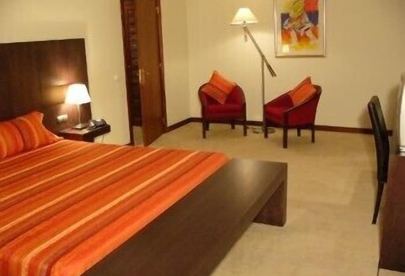 غرفة عائلية, Dighton