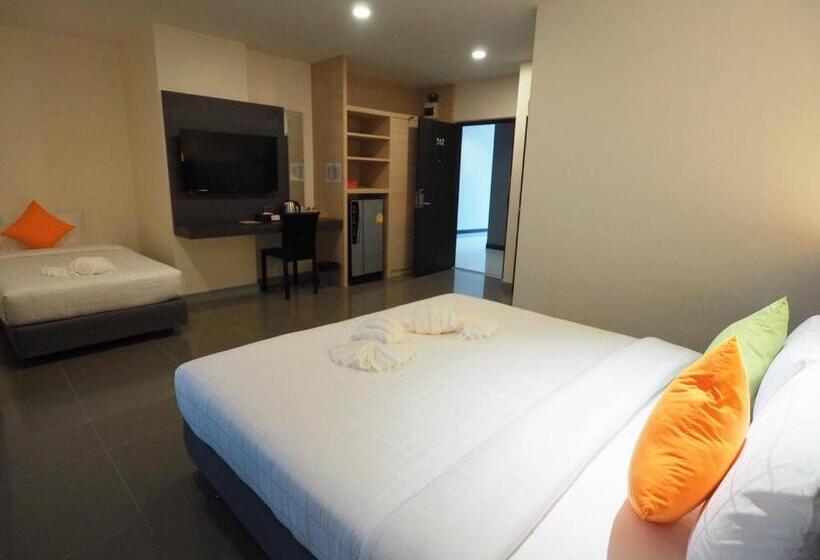 اتاق استاندارد سه تخته با بالکن, Clover Hotel Hatyai