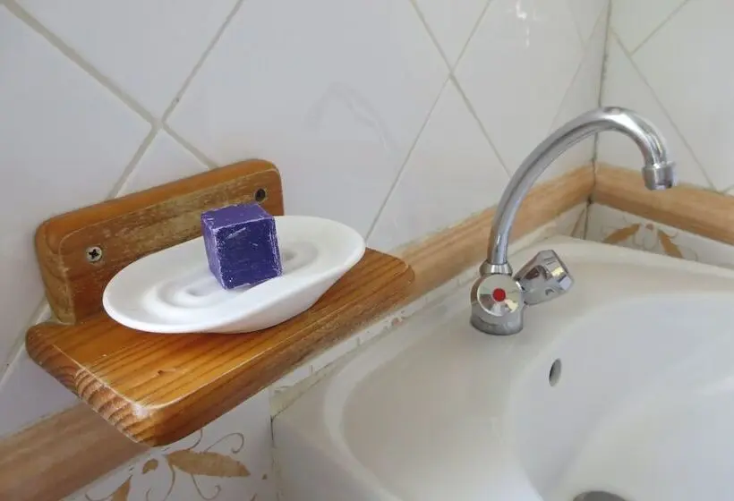 ルームシェアのワンベッド, Cassis Hostel Les Heures Claires