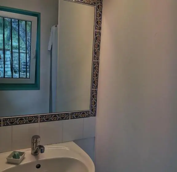 バス共有のスタンダードルーム, Cassis Hostel Les Heures Claires