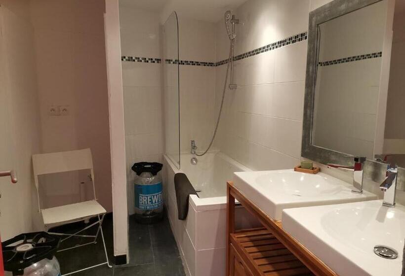 标准四人间共用浴室, Cassis Hostel Les Heures Claires