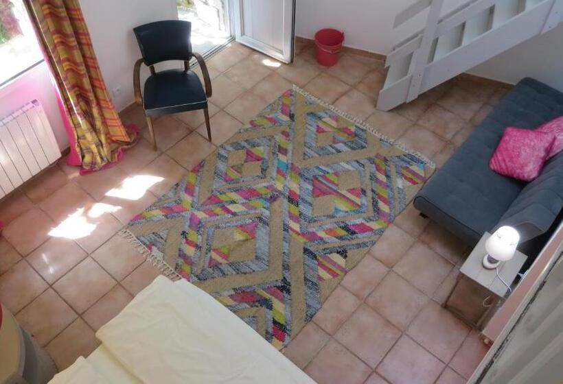 标准四人间共用浴室, Cassis Hostel Les Heures Claires