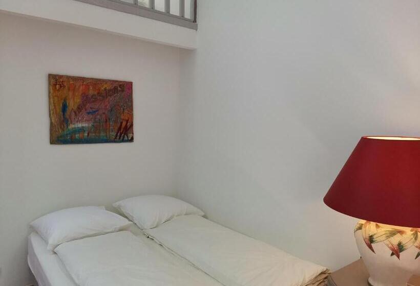 标准四人间共用浴室, Cassis Hostel Les Heures Claires