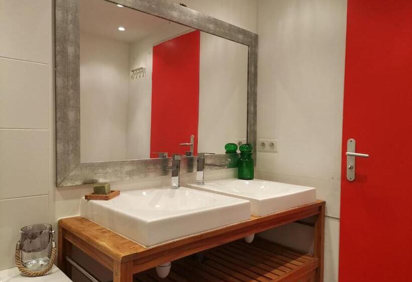 标准四人间共用浴室, Cassis Hostel Les Heures Claires