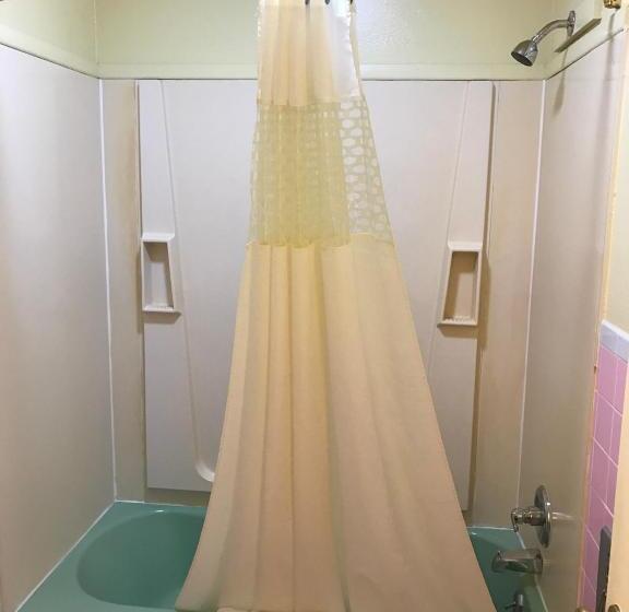 غرفة قياسية ثلاثية, Shamrock Country Inn