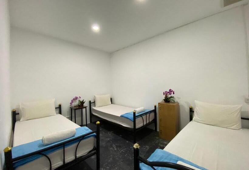 스탠다드 트리플 룸, Eclipse Hostel And Bar