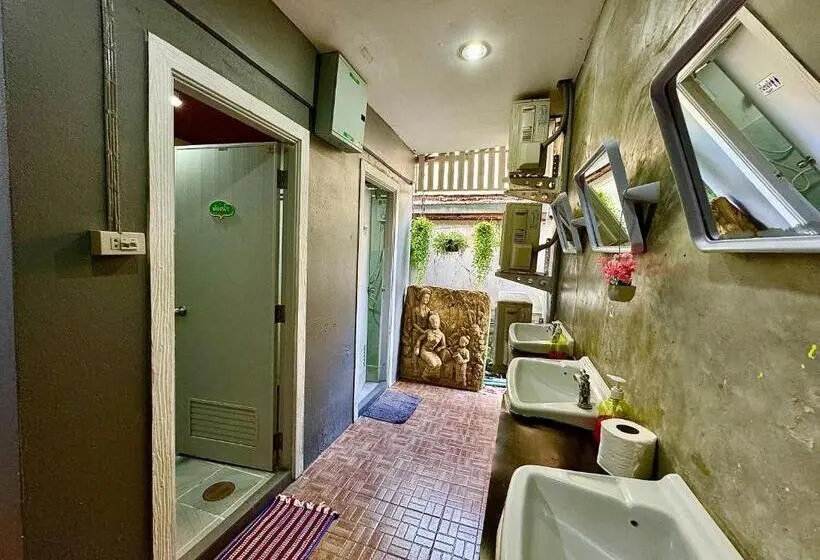 Quarto Economy, Eclipse Hostel And Bar