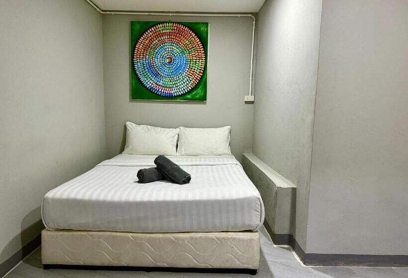 이코노미 룸, Eclipse Hostel And Bar