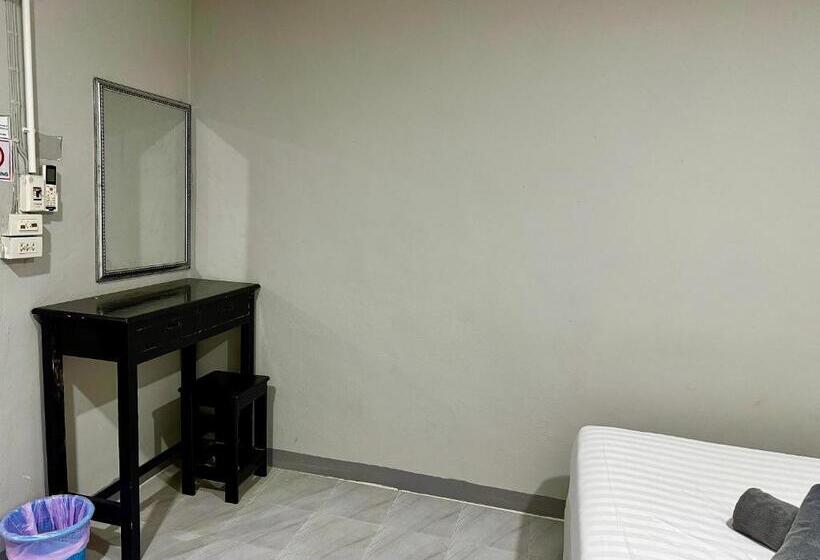 이코노미 룸, Eclipse Hostel And Bar