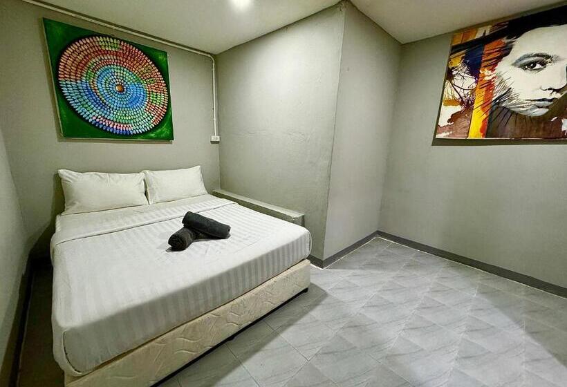 이코노미 룸, Eclipse Hostel And Bar