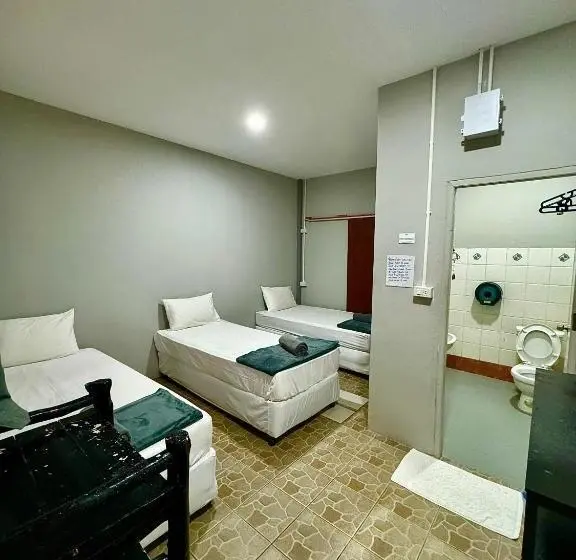 Quarto Triplo Basic, Eclipse Hostel And Bar