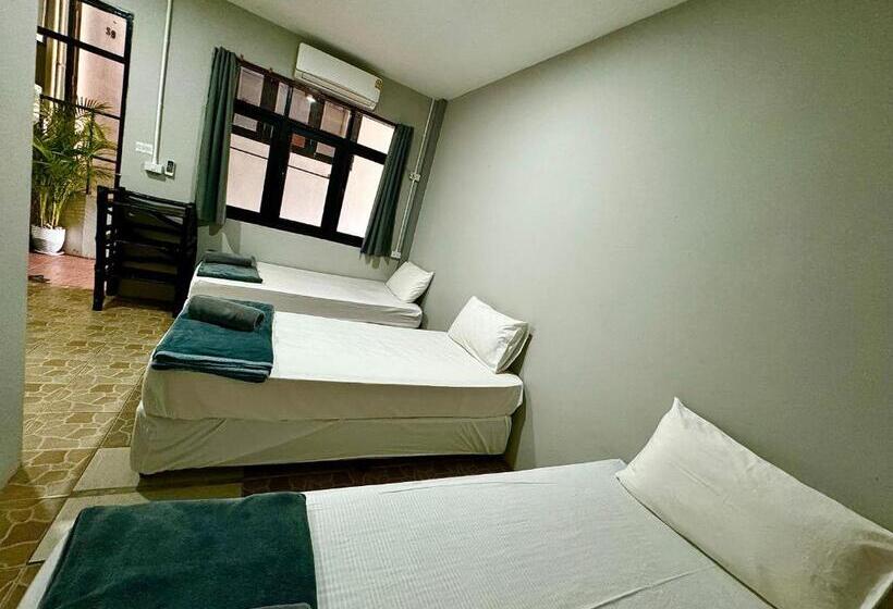 베이직 3인 룸, Eclipse Hostel And Bar