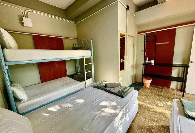 Quarto Quádruplo Standard, Eclipse Hostel And Bar