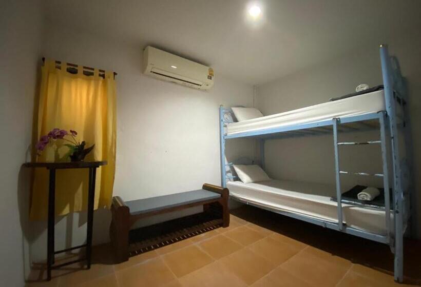 이코노미 룸, Eclipse Hostel And Bar