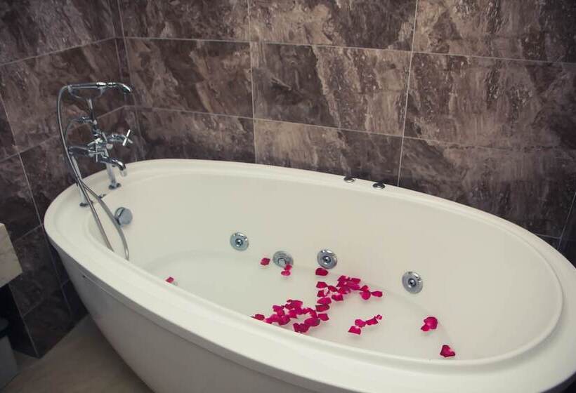 سوییت اجرایی, Royal Huy Tam Dao