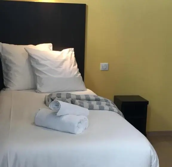 庭の見えるシングルルーム, Les Bains Boyardville   Hôtel Et Restaurant