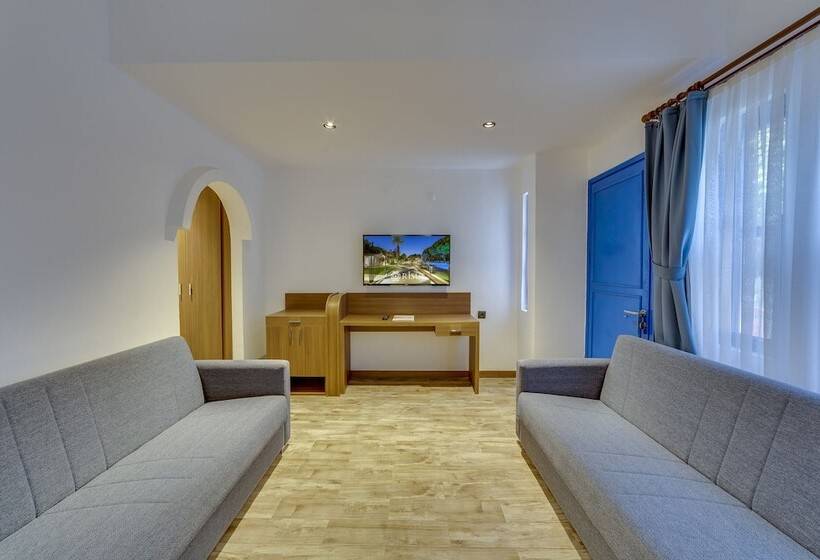 חדר משפחתי, Risus Garden Marina