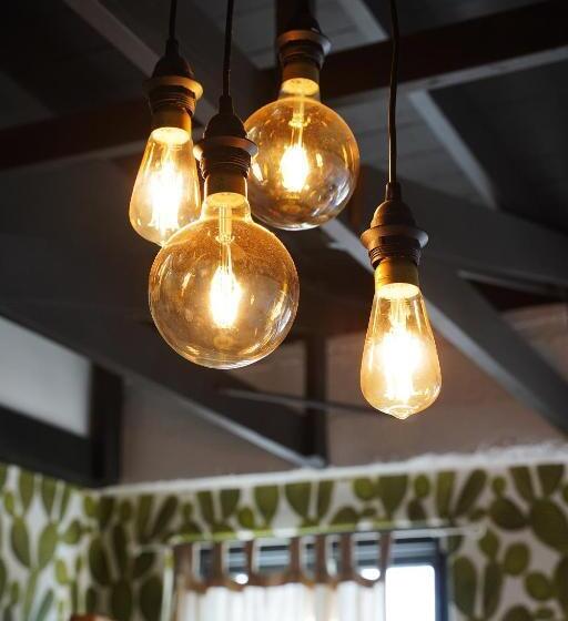 سرير فى غرفة مشتركه, The Steady