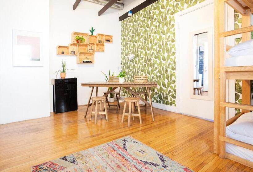 سرير فى غرفة مشتركه, The Steady