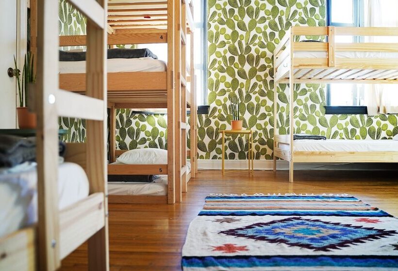 سرير فى غرفة مشتركه, The Steady