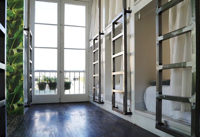 سرير فى غرفة مشتركه, The Steady