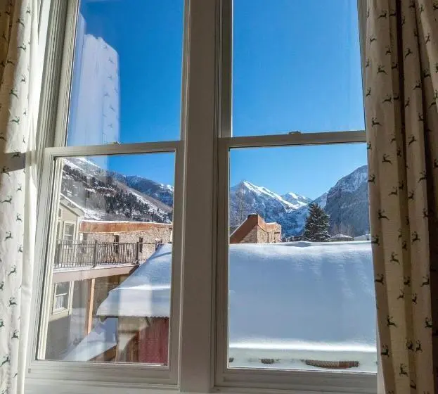 اتاق لوکس با تخت بزرگ, Dunton Town House