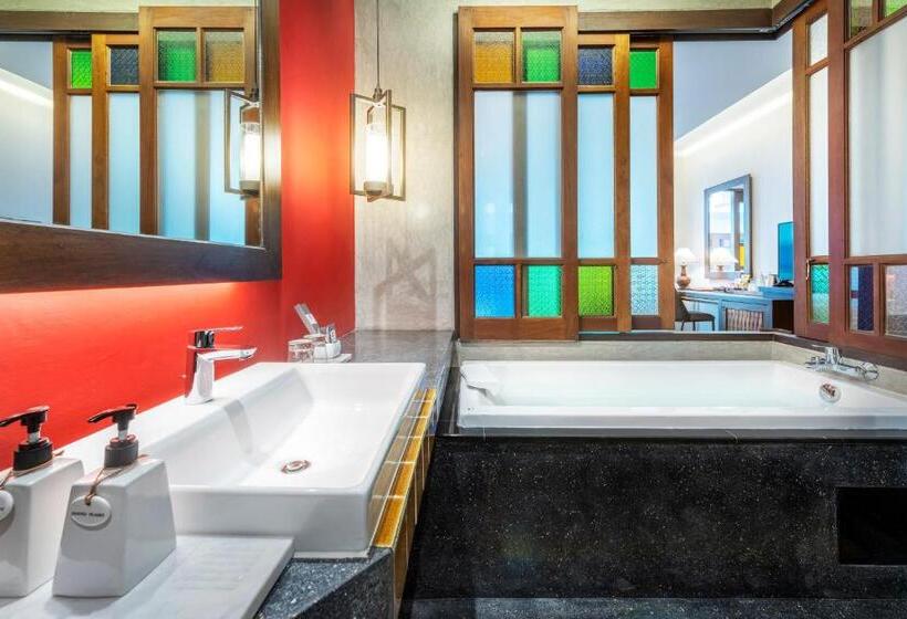 풀장 전망 디럭스 룸, Monkham Village Hat Yai