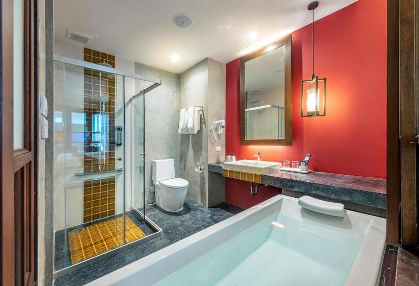 풀장 전망 디럭스 룸, Monkham Village Hat Yai