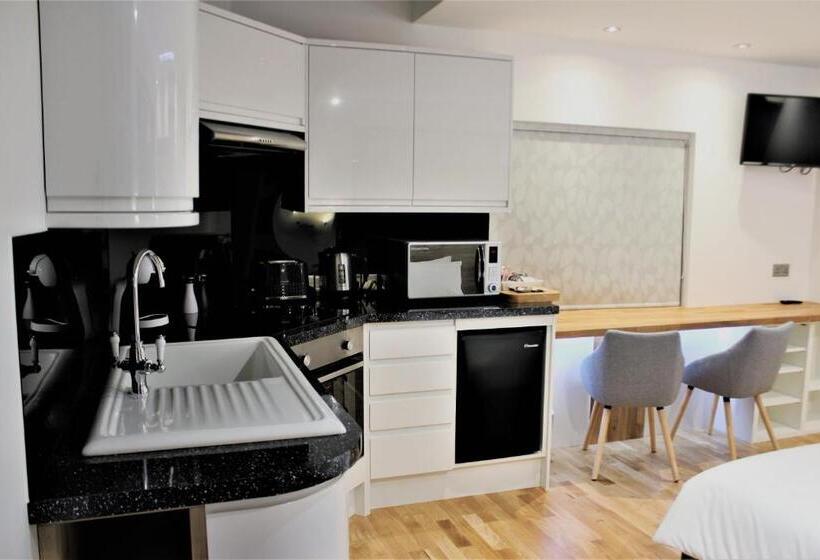 スーペリアスタジオ, Rioshouse Henley