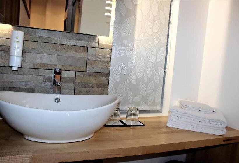 수피리어 스튜디오, Rioshouse Henley