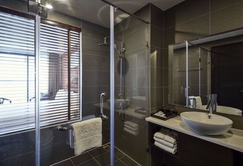 اتاق لوکس با چشمانداز دریا, The Marron