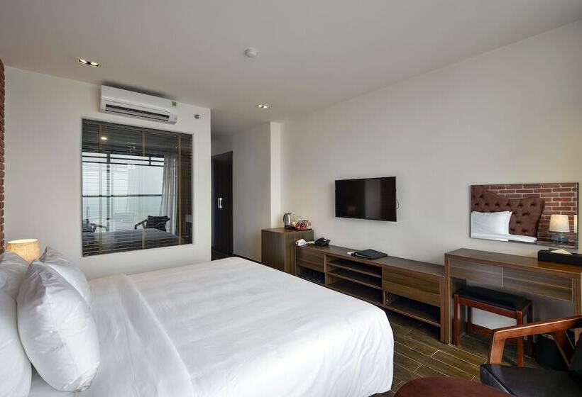 اتاق لوکس با چشمانداز دریا, The Marron