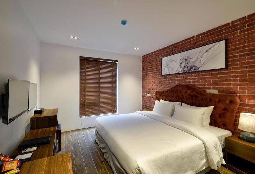 اتاق سوپریور با تخت بزرگ, The Marron