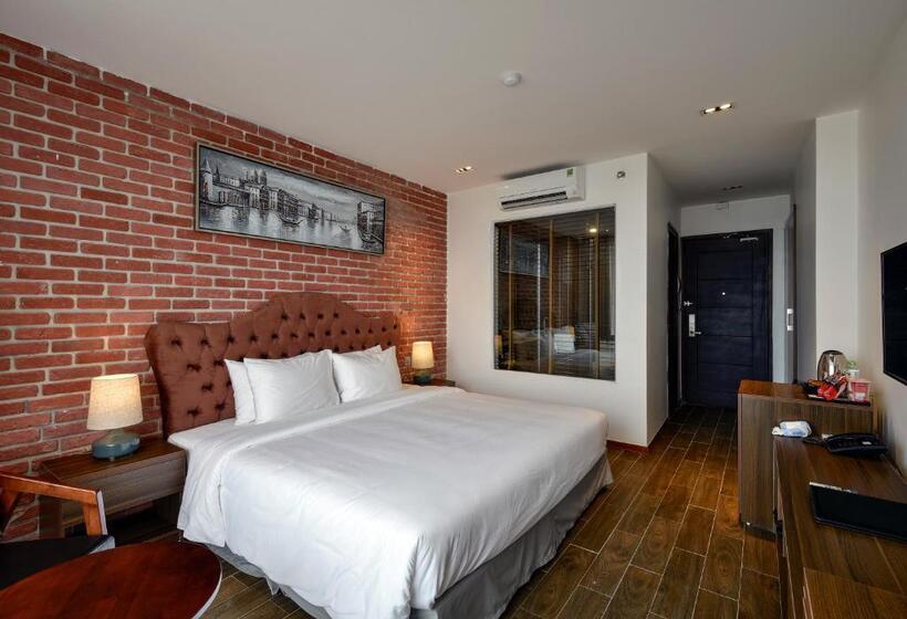 اتاق لوکس با چشمانداز دریا, The Marron