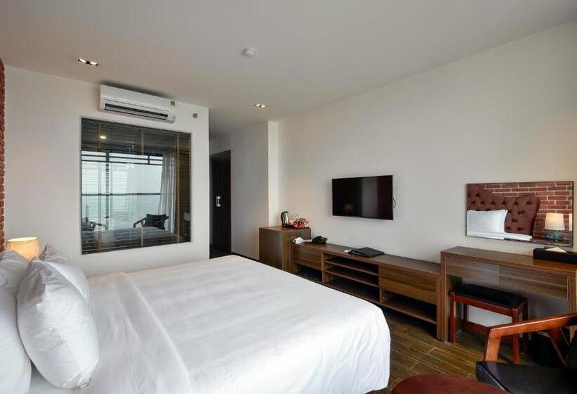 سوییت اجرایی, The Marron