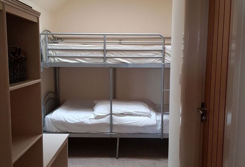 家庭间, The Oak Inn Staplow