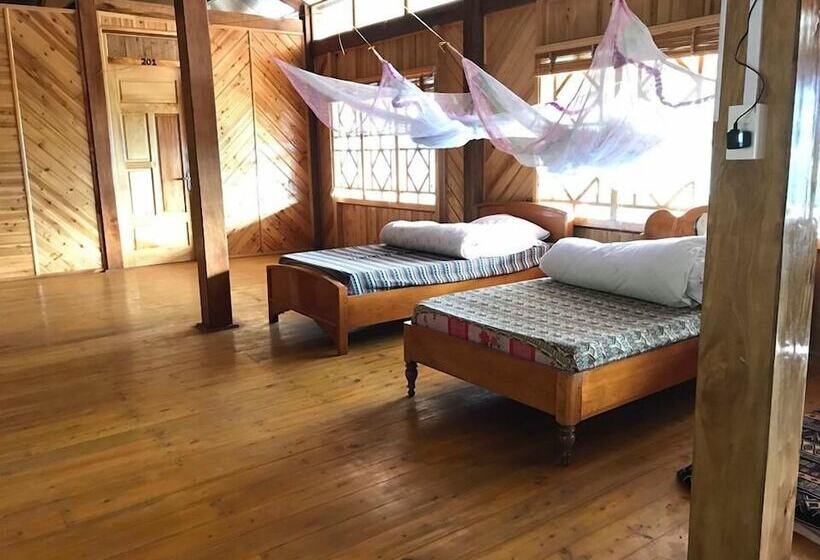 تختخواب در اتاق مشترک, Lenh Family House   Hostel