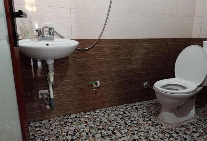 اتاق لوکس سه تخته, Lenh Family House   Hostel